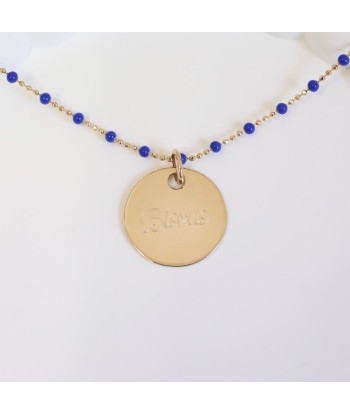 Collier Lily-Rose bleu avec médaille 19mm à graver plaqué or les muscles